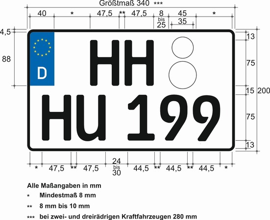 Es wird beispielhaft ein zweizeiliges Kennzeichen nebst Bemaßung dargestellt. Das Kennzeichen weist ein Größtmaß von 340 mm auf und ist 200 mm hoch. Das Größtmaß beträgt bei zwei- und dreirädrigen Kraftfahrzeugen 280 mm. Die Ecken des Kennzeichens sind abgerundet. Der Rand des Kennzeichens ist schwarz. In der ersten Zeile an der linken oberen Seite des Kennzeichens befindet sich ein Euro-Feld, wie bereits zuvor beschrieben. Rechts daneben in einem Abstand von mindestens 8 mm sind die Buchstaben HH in schwarzer Mittelschrift, wie bereits zuvor beschrieben, abgebildet. Das Mindestmaß für den Abstand zwischen dem Eurofeld und den Buchstaben HH beträgt 8 mm. Neben den Buchstaben HH sind die vorgesehenen Felder für die Plaketten abgebildet, wie zuvor beschrieben, abgebildet. Das kleinere mit einem Durchmesser von 35 mm ist oberhalb des größeren angesiedelt, welches einen Durchmesser von 45 mm hat. In der zweiten Zeile mit einem Mindestabstand von 8 mm schließen sich die Buchstaben HU in schwarzer Mittelschrift, wie bereits zuvor beschrieben, an. Der Abstand zwischen den Buchstaben H und U beträgt zwischen 8 bis 10 mm. In einem Abstand von 24 bis 30 mm schließt sich Zahlenfolge 199 in schwarzer Mittelschrift an. Der Abstand zwischen den einzelnen Ziffern dieser Zahlenfolge beträgt ebenfalls zwischen 8 bis 10 mm.