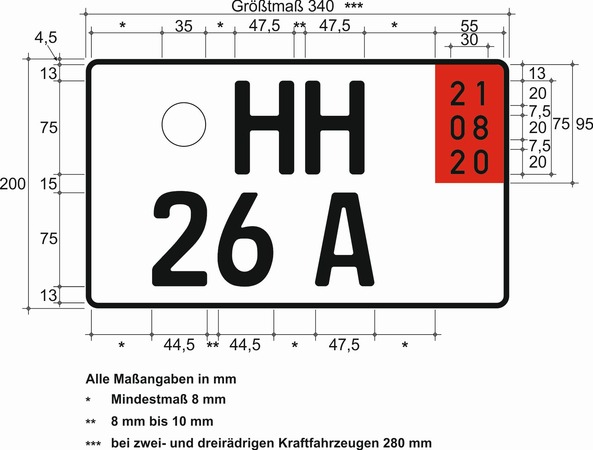 Es wird beispielhaft ein zweizeiliges Ausfuhrkennzeichen nebst Bemaßung dargestellt. Das Kennzeichen weist ein Größtmaß von 340 mm auf und ist 200 mm hoch. Das Größtmaß beträgt bei zwei- und dreirädrigen Kraftfahrzeugen 280 mm. Die Ecken des Kennzeichens sind abgerundet. Der Rand des Kennzeichens ist schwarz. In der ersten Zeile an der linken oberen Seite des Kennzeichens befindet das Feld für die Stempelplakette mit einem Durchmesser von 35 mm. Rechts daneben sind die Buchstaben HH abgebildet. Dies haben eine Breite von jeweils 47,5 mm und stehen in einem Abstand von 8 bis 10 mm zueinander. Der Abstand zwischen dem Feld für die Plakette und dem ersten Buchstaben H beträgt mindestens 8 mm. Neben den Buchstaben HH schließt sich in einem Abstand von mindestens 8 mm das Feld für das Ablaufdatum an. Das Feld ist 55 mm breit und auf der Abbildung grau schattiert. Es besteht aus drei Zeilen. Die Ziffern in den Zeilen sind jeweils 20 mm hoch. Die Zeilen haben jeweils einen Abstand von 7,5 mm zueinander. In der ersten Zeile sind die Ziffern 21 abgebildet. In der zweiten Zeile sind die Ziffern 08 abgebildet. In der dritten Zeile sind die Ziffern 20 abgebildet. In der zweiten Zeile mit einem Mindestabstand von 8 mm zum Rand schließen sich die Ziffern 26 mit einer Breite von jeweils 44,5 mm an. Der Abstand zwischen den Ziffern beträgt zwischen 8 bis 10 mm. Mit einem Abstand von mindestens 8 mm folgt der Buchstabe A mit einer Breite von 75 mm.