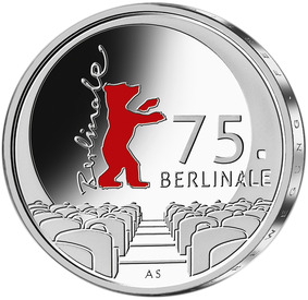 Die Bildseite bietet einen Blick aus der Perspektive des Publikums in Richtung Leinwand. In einem vollbesetzten Kinosaal ist der Spot auf das rot kolorierte Berlinale Logo gerichtet. Der Bär und die Zahl 75 erstrahlen im Zentrum des Scheinwerferlichts. Der Schriftzug „Berlinale“ durchbricht den Lichtkegel. Der linear gearbeitete Entwurf besticht durch Tiefenwirkung und Eleganz.