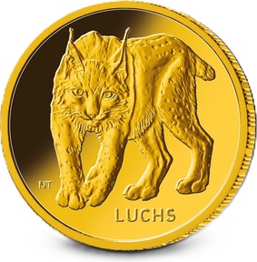 Aus der Tiefe des Münzgrundes wendet sich ein Luchs den Betrachtern zu. Der Kopf des Tieres ist leicht gesenkt, seine linke Pfote angehoben, als ob es aus der Bewegung heraus innehält. Das Motiv ist plastisch und reich modelliert und bedeckt nahezu das gesamte Rund der Münze. Der konzentrierte Blick des Luchses, Europas größter Katze, spiegelt den Charakter dieses wilden Tieres überzeugend wider. Besonders hervorzuheben sind die stechenden Augen, die deutlich erkennbaren Schnurrhaare, der Backenbart und die typischen Pinselohren, die allesamt meisterhaft dargestellt sind. Auch die kräftigen Beine und die großen Pfoten des Luchses sind fein herausgearbeitet. Die titelgebende Typografie „Luchs“ ist durch eine unsichtbare Horizontlinie räumlich mit den schleichenden Vorderpfoten des Tieres verschränkt. Die geometrische Konstruktion der Münze ist sowohl ansprechend als auch würdevoll gestaltet.